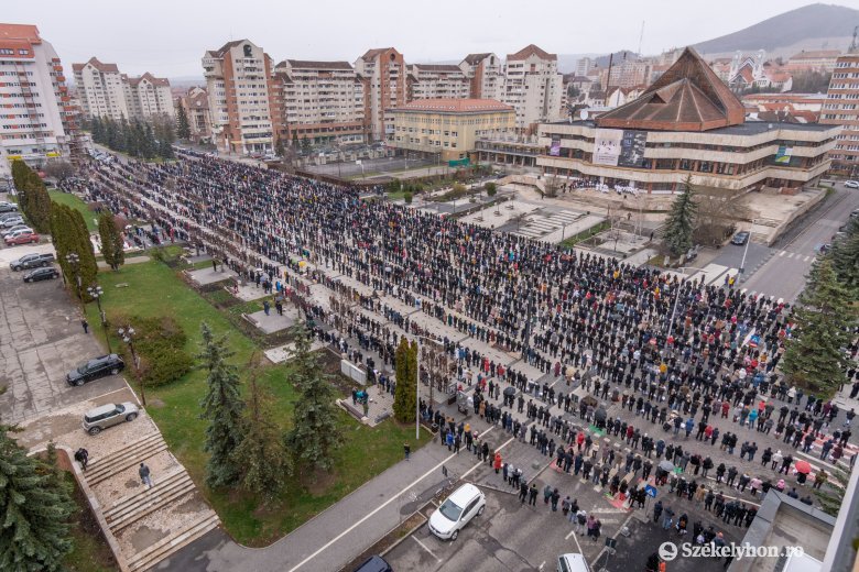 Ismét együtt húsvétvasárnap: több ezren kértek áldást az ünnepi eledeleikre Csíkszereda központjában