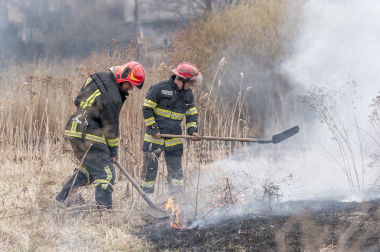 Többször riasztják lángoló aljnövényzet miatt a Maros megyei tűzoltóságot is