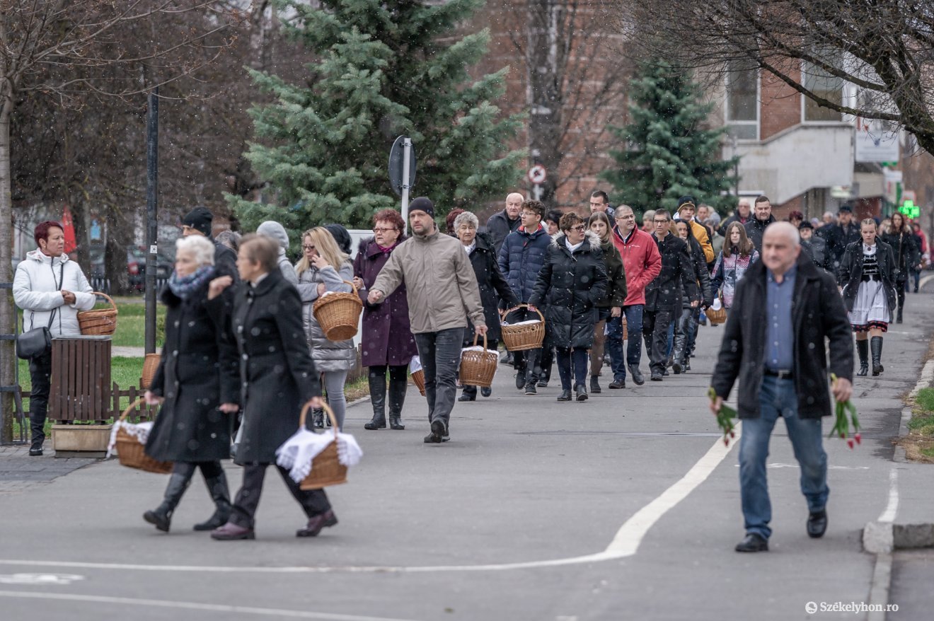 Ismét együtt húsvétvasárnap: több ezren kértek áldást az ünnepi eledeleikre Csíkszereda központjában