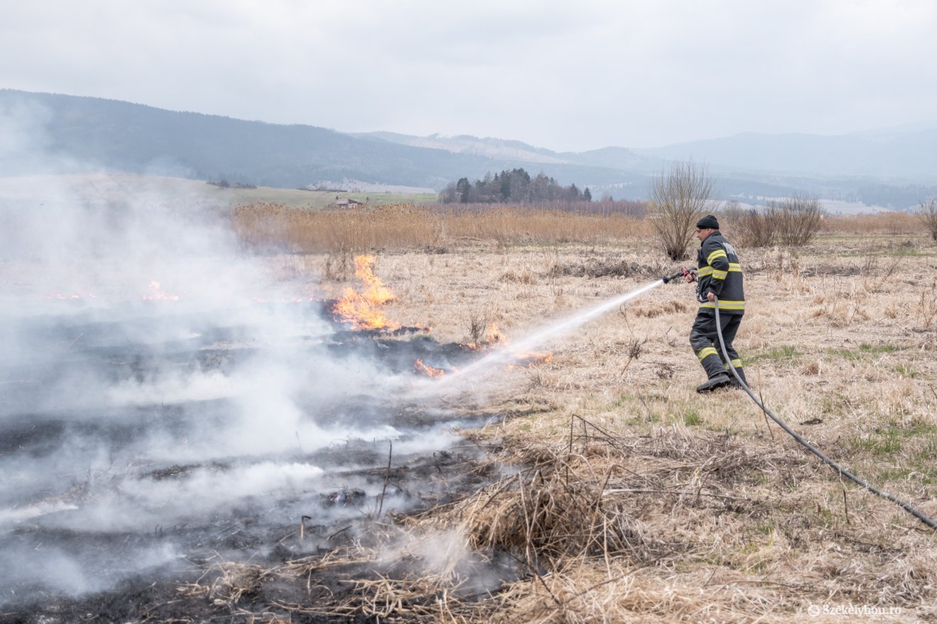 Még húsvétkor sem lazíthattak a Maros megyei tűzoltók a tarlótüzek miatt