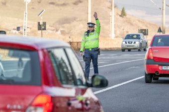 Autóvezetőket, kerékpárosokat és gyalogosokat is büntettek a közlekedésrendészek