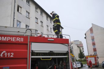 FRISSÍTVE – Kilencven személyt menekítettek ki a temesvári gyermekkórházból, mert füstölni kezdett egy MRI-készülék