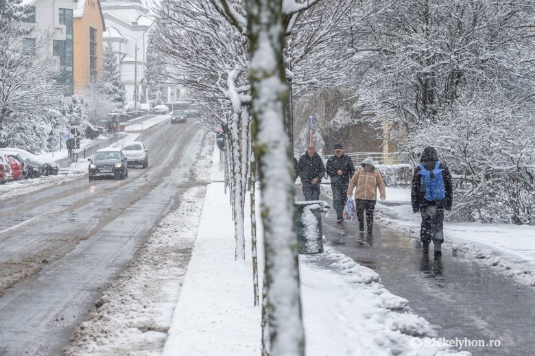 Fennakadásokat okozott a havazás a csíkszeredai közlekedésben