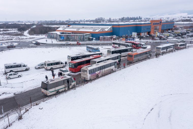 Tovább fagyoskodhatnak az utasok a kiüresített ideiglenes buszállomás helyén