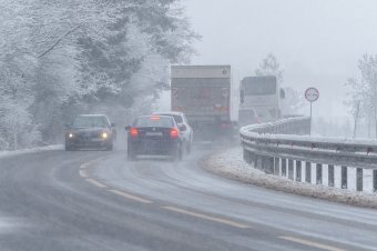 Több megyében akadozik a közlekedés a sűrű havazás miatt