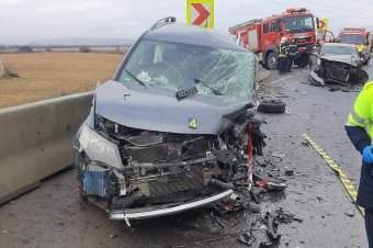 Két autó ütközött Felcsíkon, a roncsok közé szorult egy személy