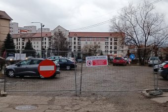 Lezárták a Gál Sándor téri parkolót, válaszként többen szembementek a forgalommal