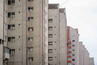 Ötből egy lakásban nincs benti vécé, zuhanyzó, de szinte minden romániai elmondhatja, hogy saját otthonában él