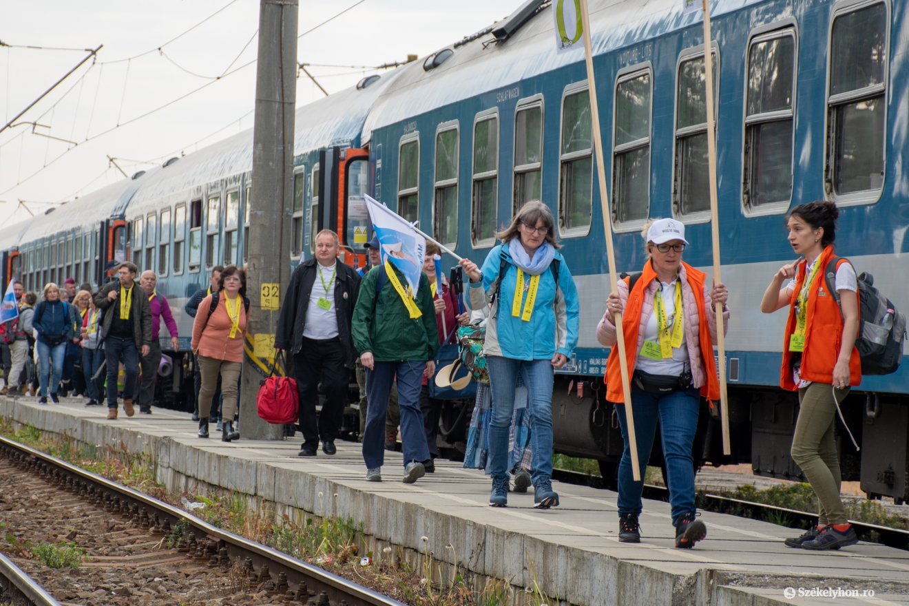 Borongós idő fogadta szombaton reggel a csíkszeredai vasútállomásra érkező zarándokvonatokat. •  Fotó: László Ildikó
