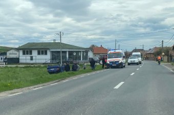 Felborult egy személyautó, miután traktorral ütközött Csíkszentkirályon