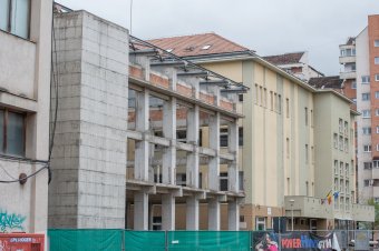 Nincs munkaerő, szünetel a Nagy István Művészeti Középiskola tornatermének építése