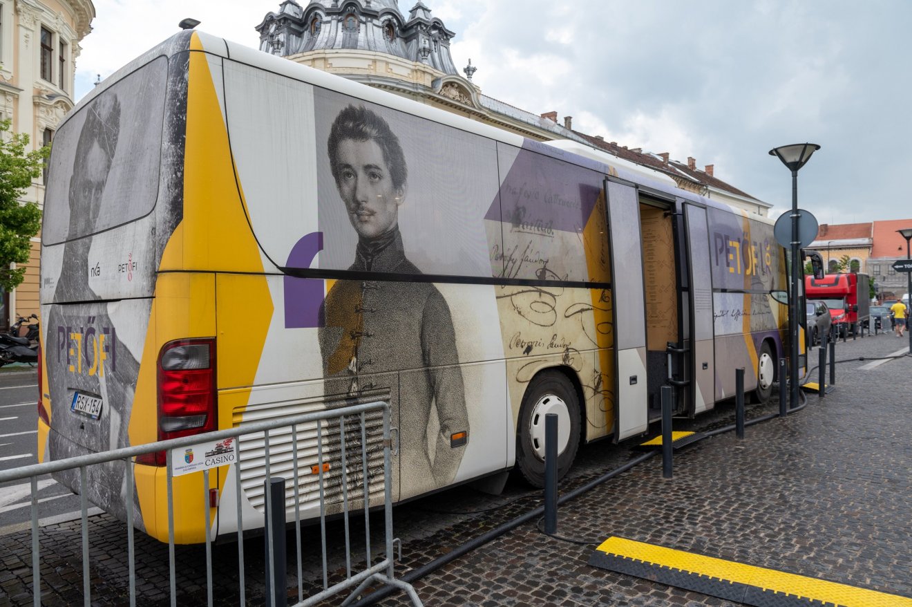 Székelyföldi helyszíneken állomásozik a Petőfi-busz