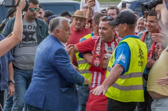 Orbán Viktor a helyszínen szurkolta ki a Sepsi OSK győzelmét a csapat hazai bajnoki fordulóján
