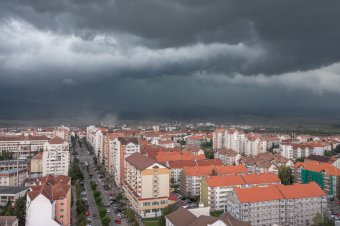 Viharos időre figyelmeztetnek a meteorológusok