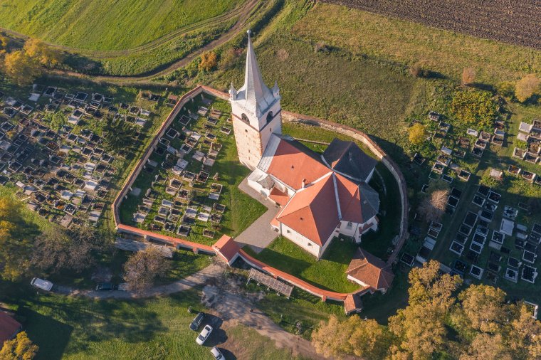 Öt felújított, erdélyi katolikus templomot adnak át a híveknek