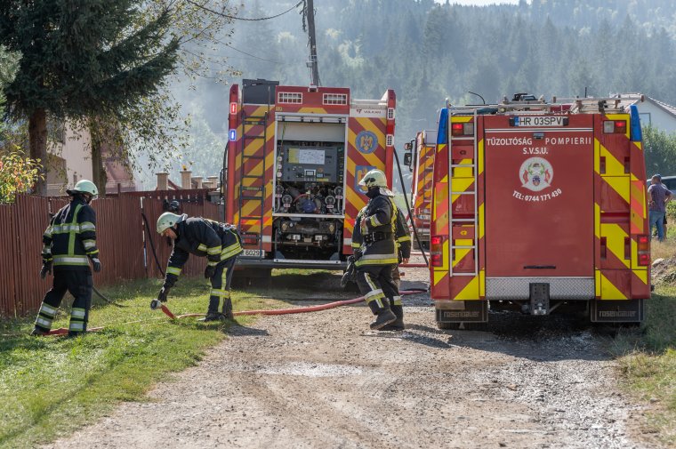 Kigyulladt egy melléképület Csíkszeredában, a lángok két házra is átterjedtek