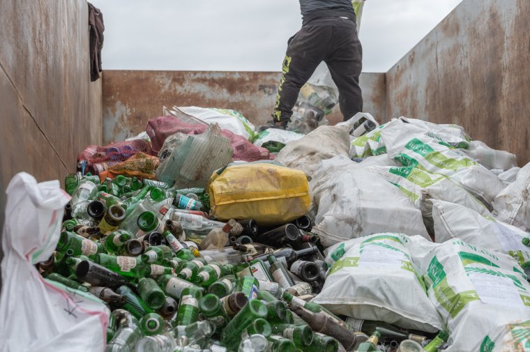 Megfékezné a törvénytelen hulladékimportot a kormány – November végén indul a betétdíjas visszaváltási rendszer