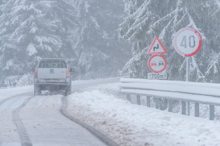 Több erdélyi megyébe is visszatért a tél, számos útszakaszon hó borítja az úttestet