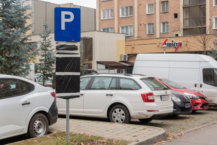 Új táblák jelzik a fizetős parkolókat Csíkszeredában, december 4-től már lehet bérletet vásárolni