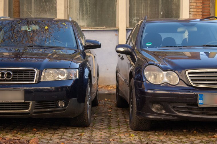 Egyre nagyobb autók a szűk parkolóhelyeken