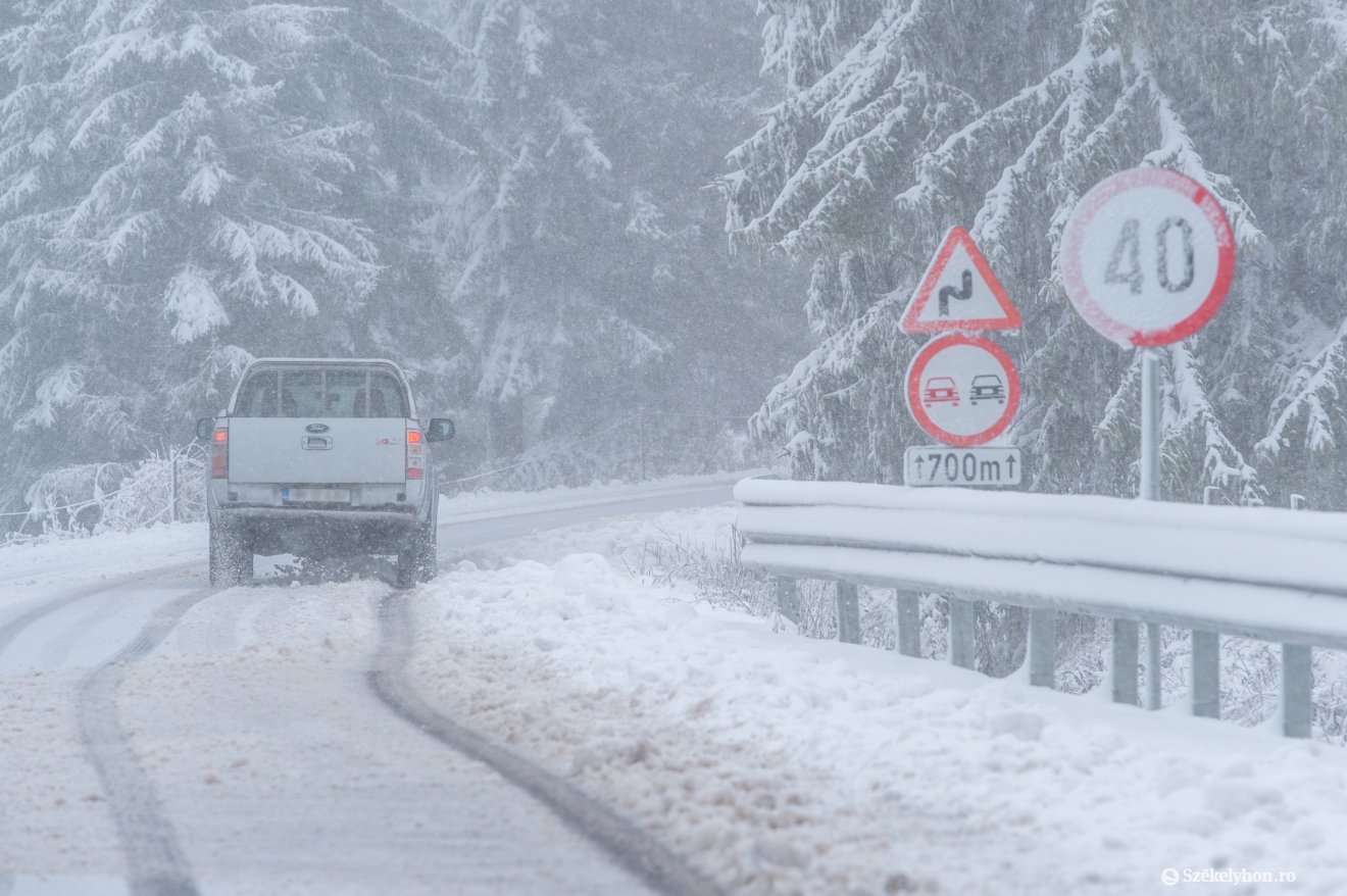 Hó, autóra zuhant fa, áramkimaradások: Székelyföldön és Erdély más pontjain is már belekóstoltak az idei télbe