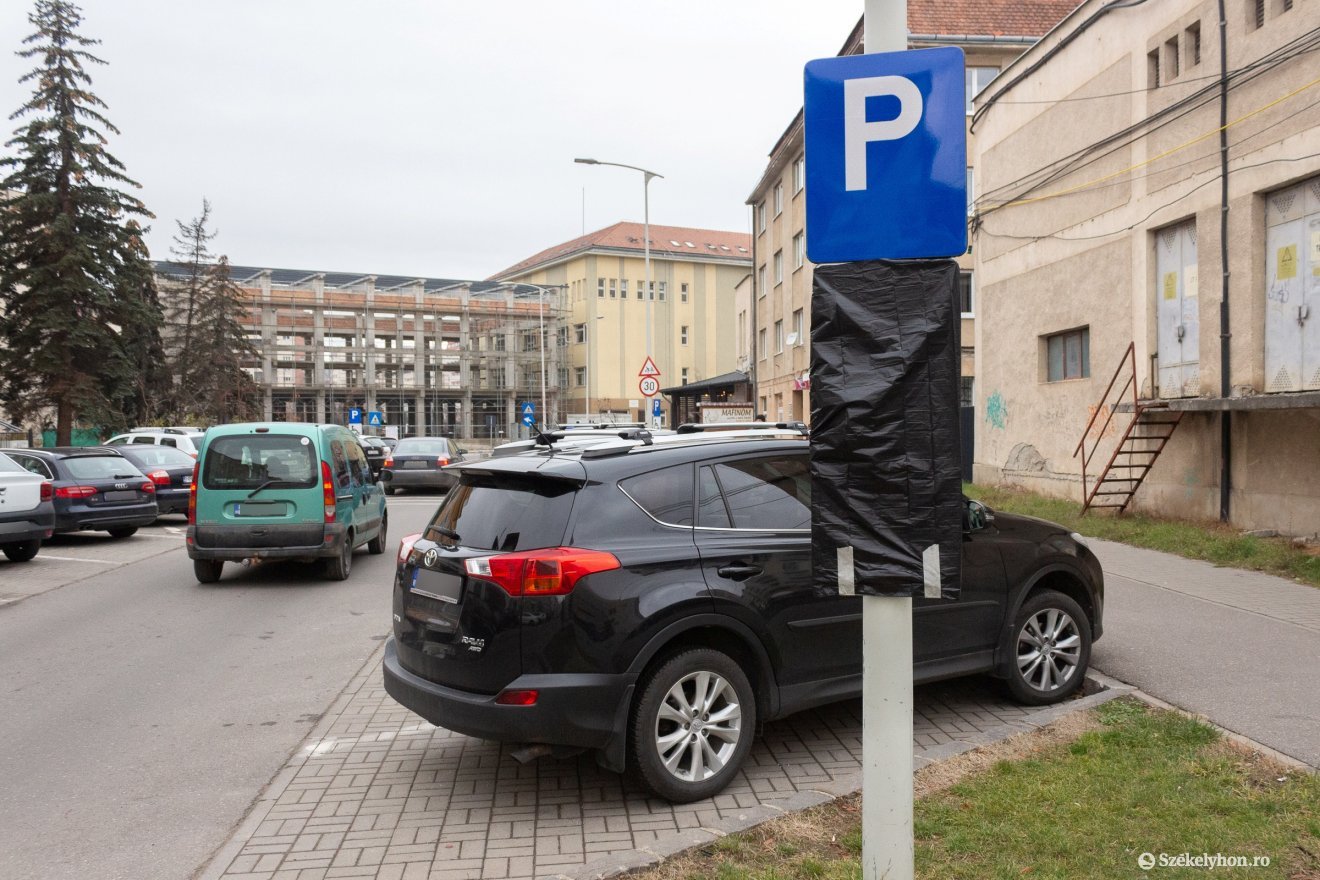 Új táblák jelzik a fizetős parkolókat Csíkszeredában, december 4-től már lehet bérletet vásárolni