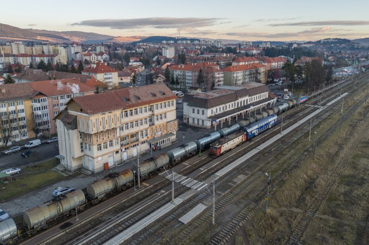 Halálra gázolt egy személyt a Korona vonat a csíkszentkirályi vasútállomáson