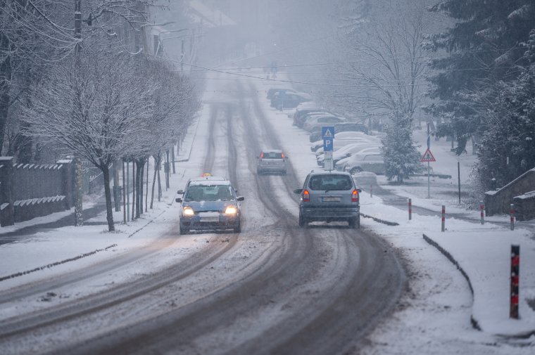 Vezessenek óvatosan: több erdélyi megyében is télies körülmények között zajlik a közlekedés