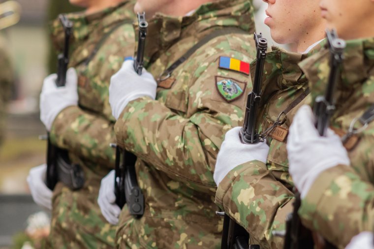Több ezer hivatásos katonát alkalmaz a védelmi minisztérium