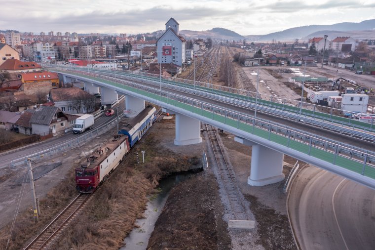 Átadták a forgalomnak Csíkszereda felújított vasúti felüljáróját