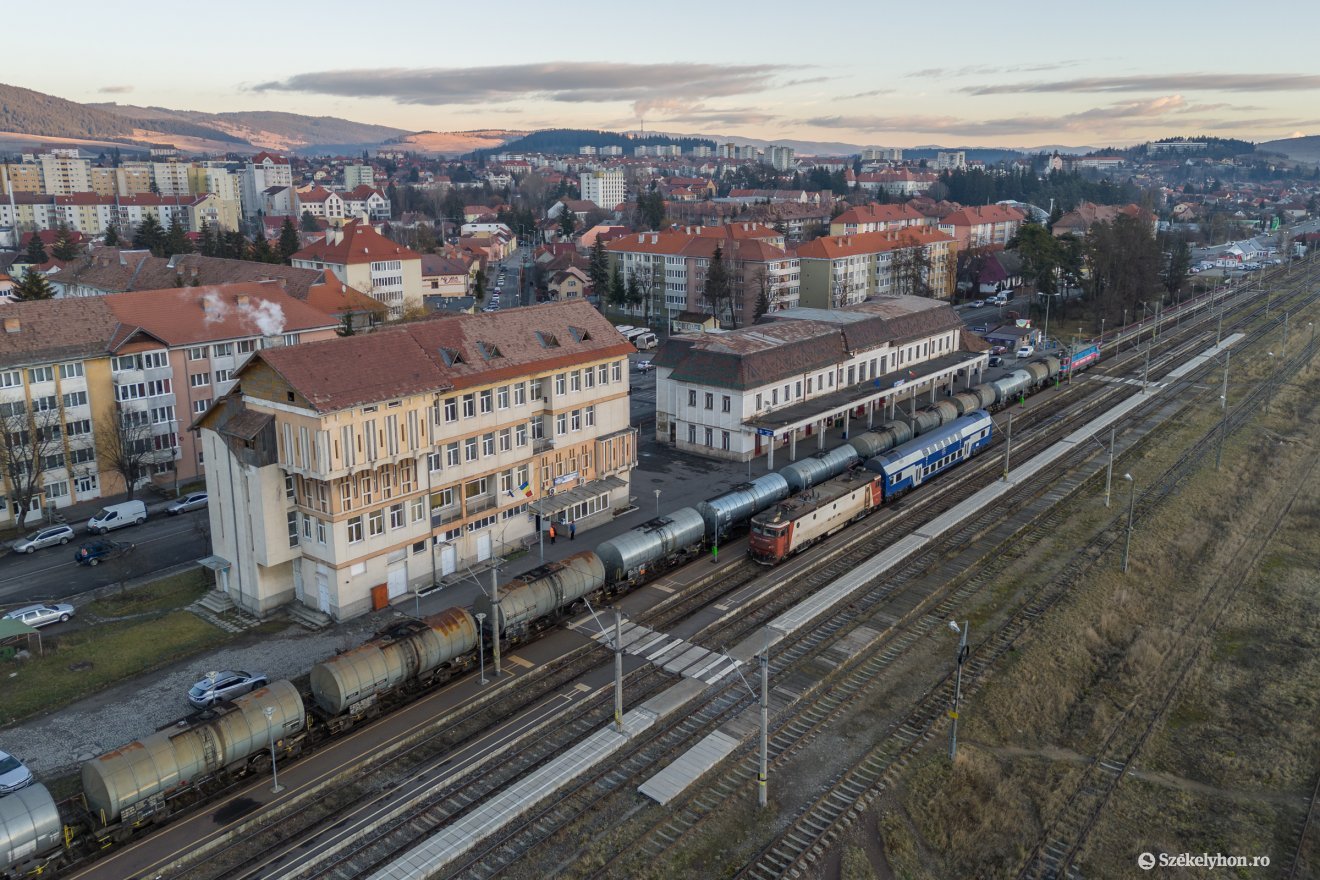 Halálra gázolt egy személyt a Korona vonat a csíkszentkirályi vasútállomáson