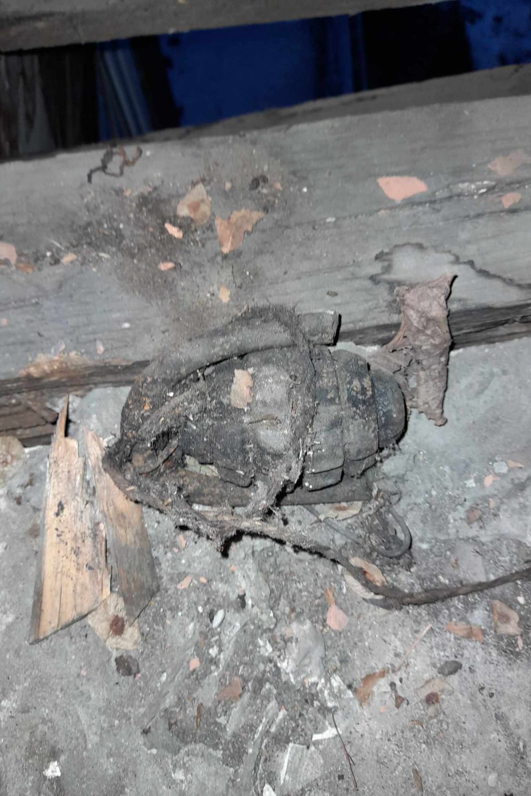 Kézigránátot találtak egy régi ház padlásán