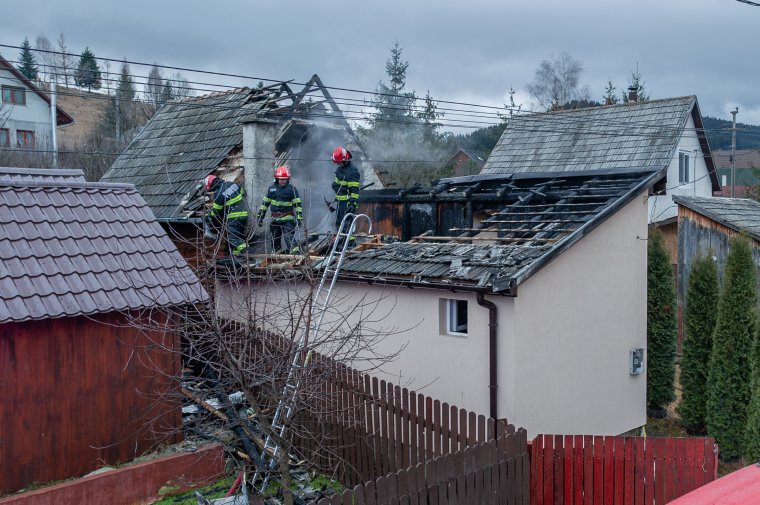 Tűz egy zsögödfürdői ház tetőzetében – a gyors beavatkozással elkerülték a nagyobb bajt