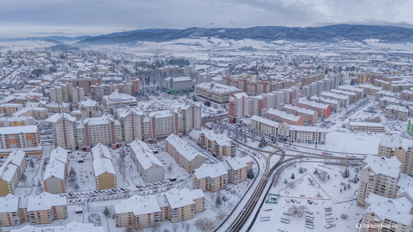 Kiadós havazás után: ilyen vastag a hóréteg a székelyföldi városokban
