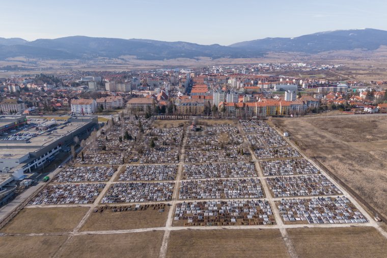 Területvásárlással bővítik a legnagyobb csíkszeredai temetőt