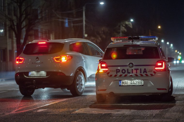 Csak pisztolylövésekkel, autós üldözés után tudtak megállítani a rendőrök egy moldovai embercsempészt
