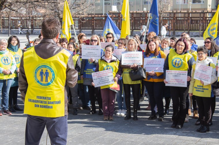 Egységes bérpótlékokat követeltek Csíkszereda főterén a kórházi alkalmazottak