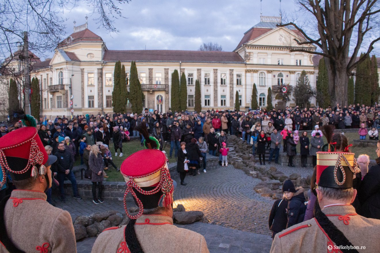 Gyermeksereg énekelt a Mikó-vár előtt, Petőfire és március 15-re emlékezve