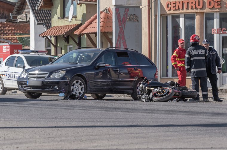 Autóval ütközött egy motorkerékpáros Csíkszeredában