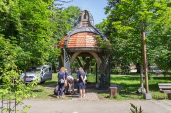 Bezárták átmenetileg a csíkszeredai park forrásházát