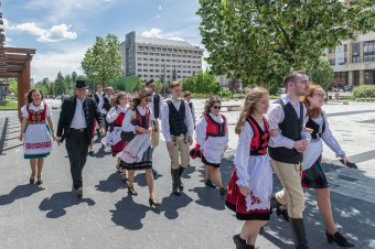 Népviseletben vonultak a kegytemplomba a csíkszeredai Sapientia végzős hallgatói