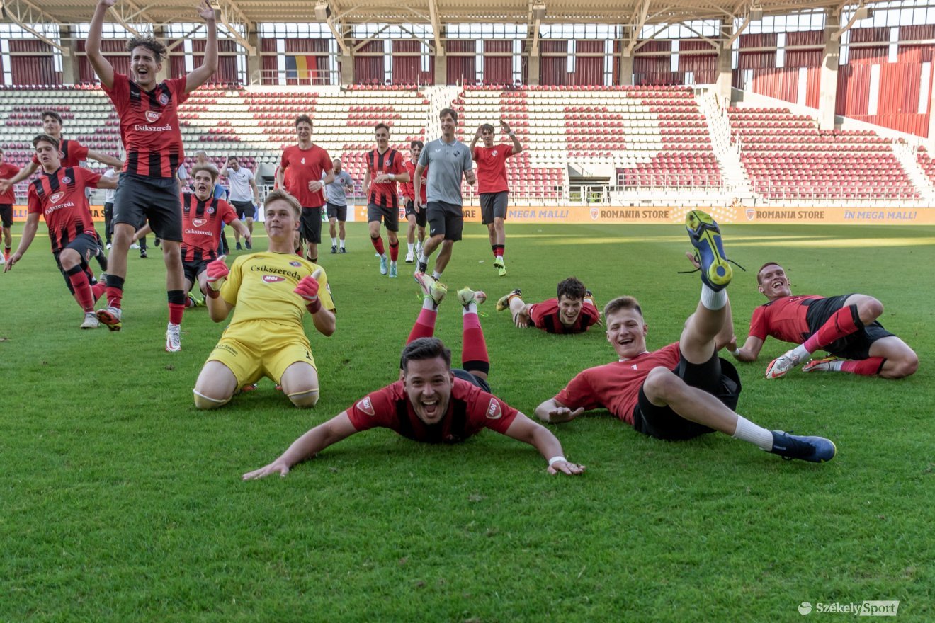 A kupasorozat után az Elit Ligát is megnyerte az FK Csíkszereda U19-es korosztályú labdarúgócsapata, miután a május 27-ei bukaresti döntőben 3–0-ra legyőzte a Kolozsvári Universitateát •  Fotó: Pinti Attila