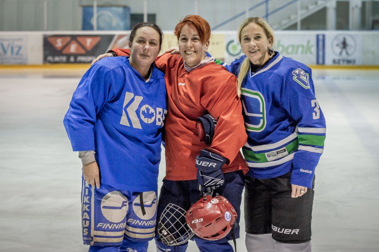 A szívük miatt kergetik a pakkot: kilátástalan helyzetben a csíkszeredai női jégkorongcsapat, de nem csüggednek