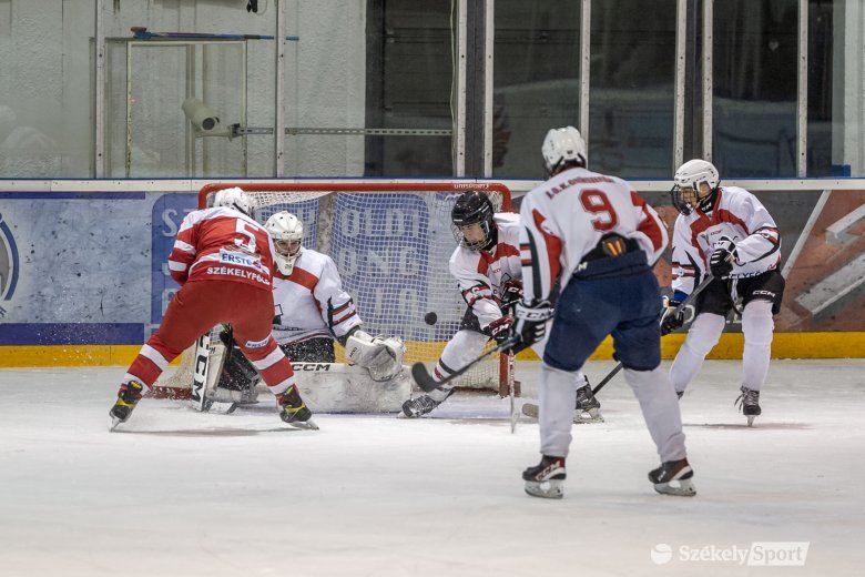 Szoros Csík–Brassó meccsek voltak az ifjúsági hokibajnokságban