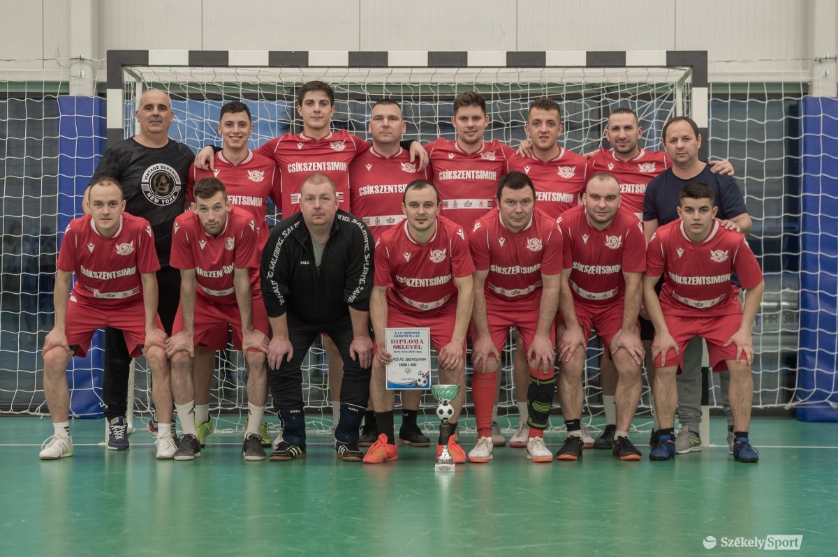 A bajnok Csíkszentsimoni FC csapata •  Fotó: Pinti Attila