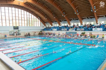 Közel 300 úszó versenyzett Csíkszeredában