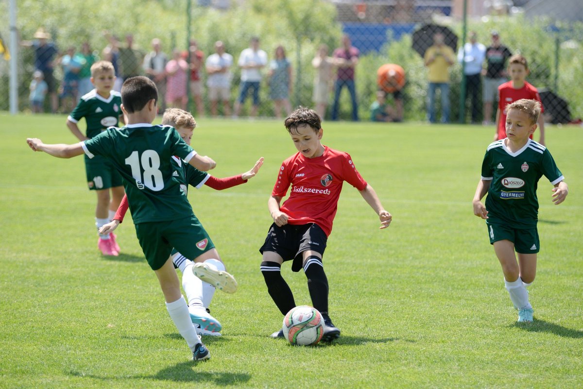 Az U9-es korosztályban az FK Csíkszereda (pirosban) és a Sepsi OSK (zöld-fehérben) játszotta a döntőt •  Fotó: FK Csíkszereda/Pál Zoltán