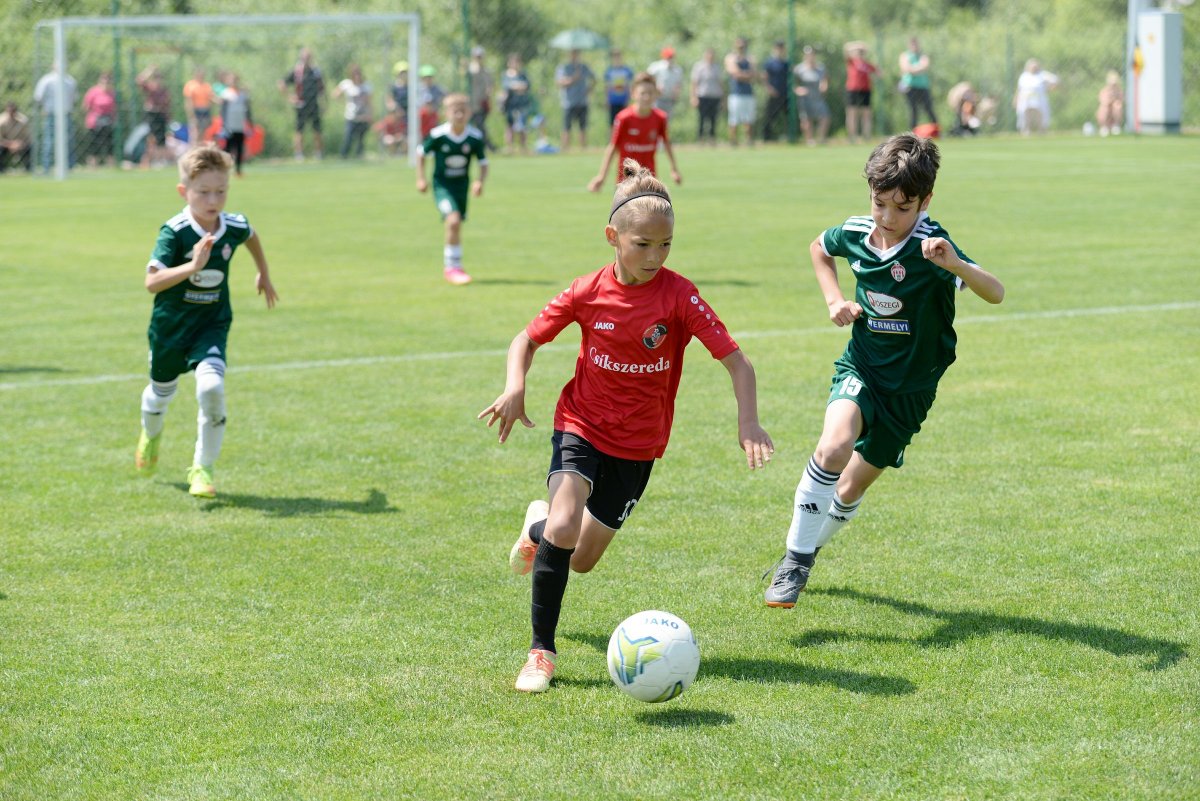 Az U9-es korosztályban az FK Csíkszereda (pirosban) és a Sepsi OSK (zöld-fehérben) játszotta a döntőt •  Fotó: FK Csíkszereda/Pál Zoltán