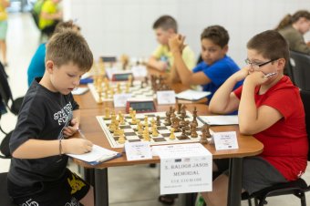 Az utolsó fordulókra készülnek a csíkszeredai nemzetközi sakkversenyen