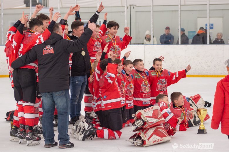 Gyergyó kishokisai nyerték az U13-as jégkorongbajnokságot – képtörténet